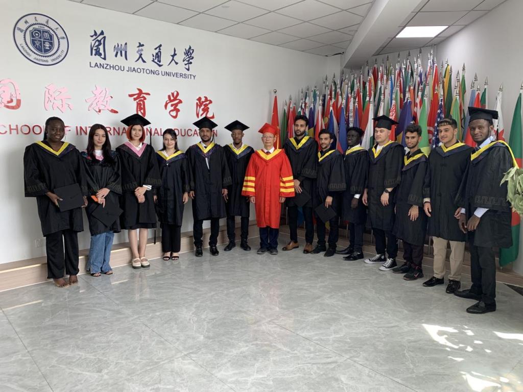 我校国际教育学院举行2022届来华留学生毕业典礼暨学位授予仪式