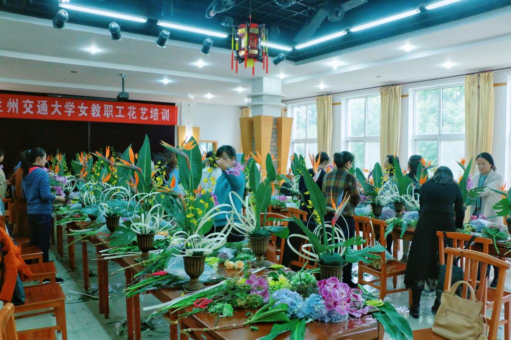 学校举办第五期女教职工花艺培训活动