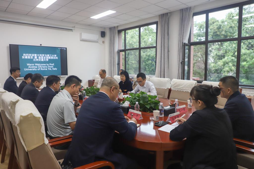 意大利罗马第三大学安德里亚·德·埃里亚诺教授访问我校