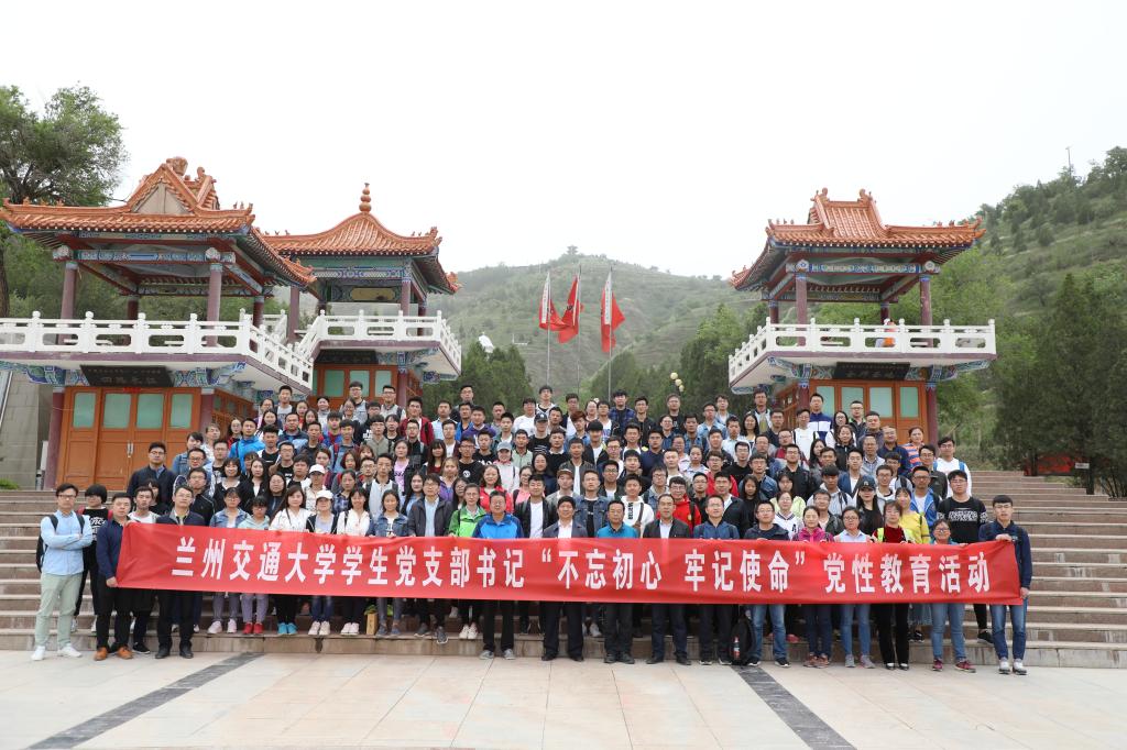 学校对学生党支部书记开展专题培训