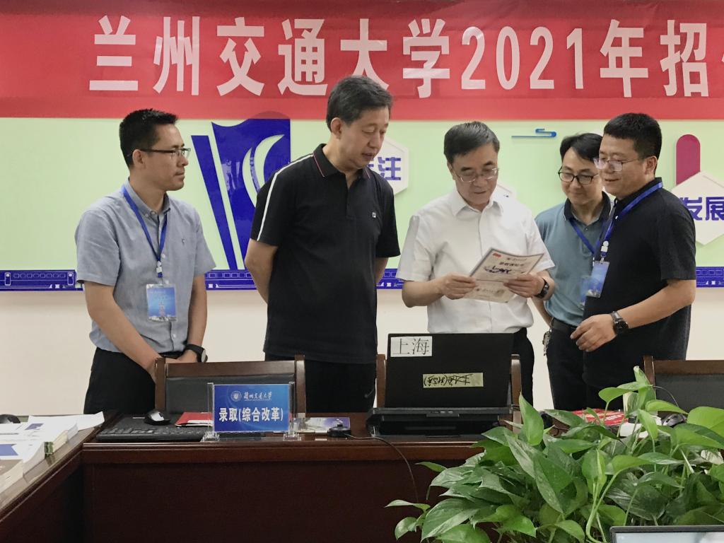 校长李引珍看望我校2021年招生录取工作人员