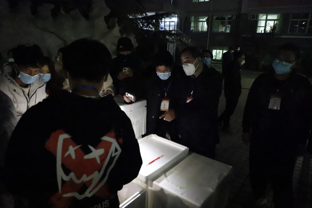 校领导深入学校疫情防控一线检查指导工作