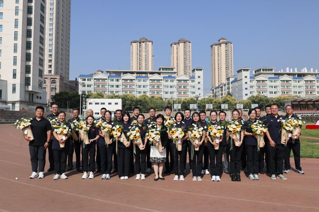 校领导在教师节亲切慰问军训教官与带队 教师殷切寄语激励新生砥砺成长