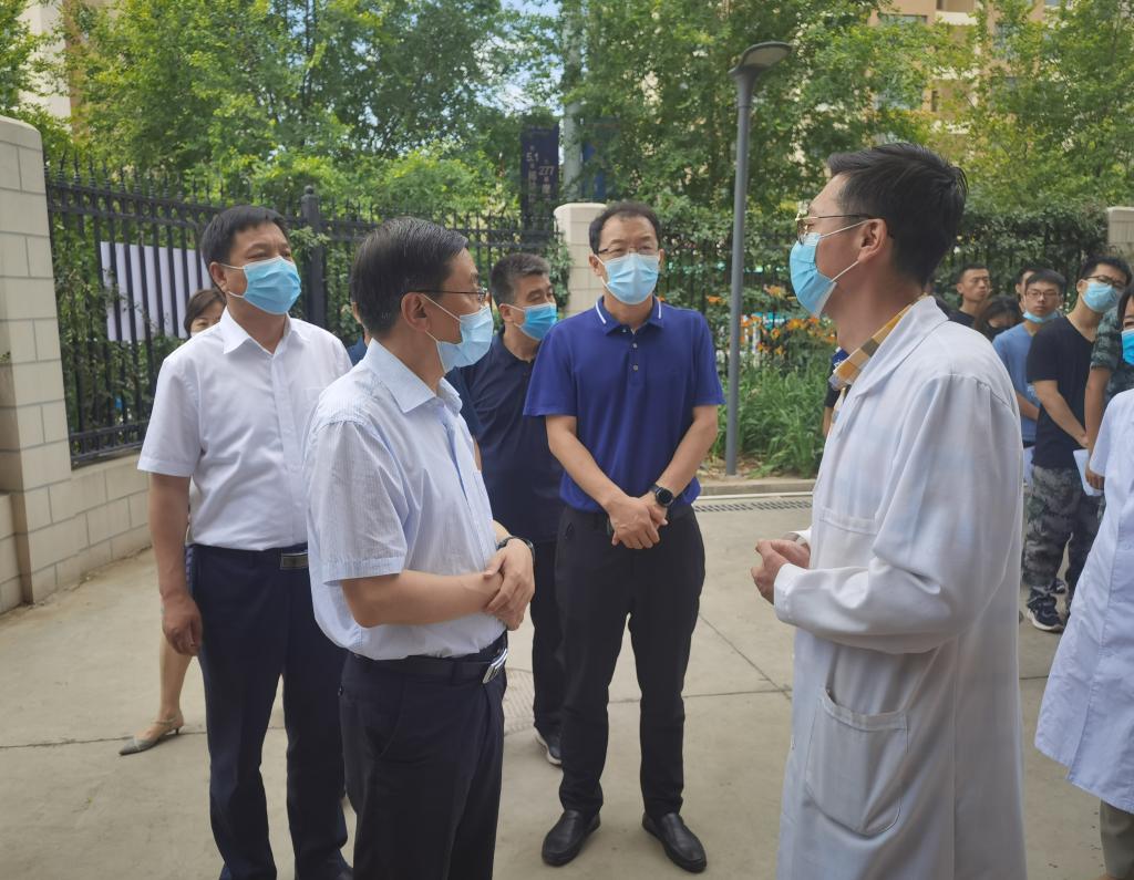 学校领导慰问疫苗接种医护人员