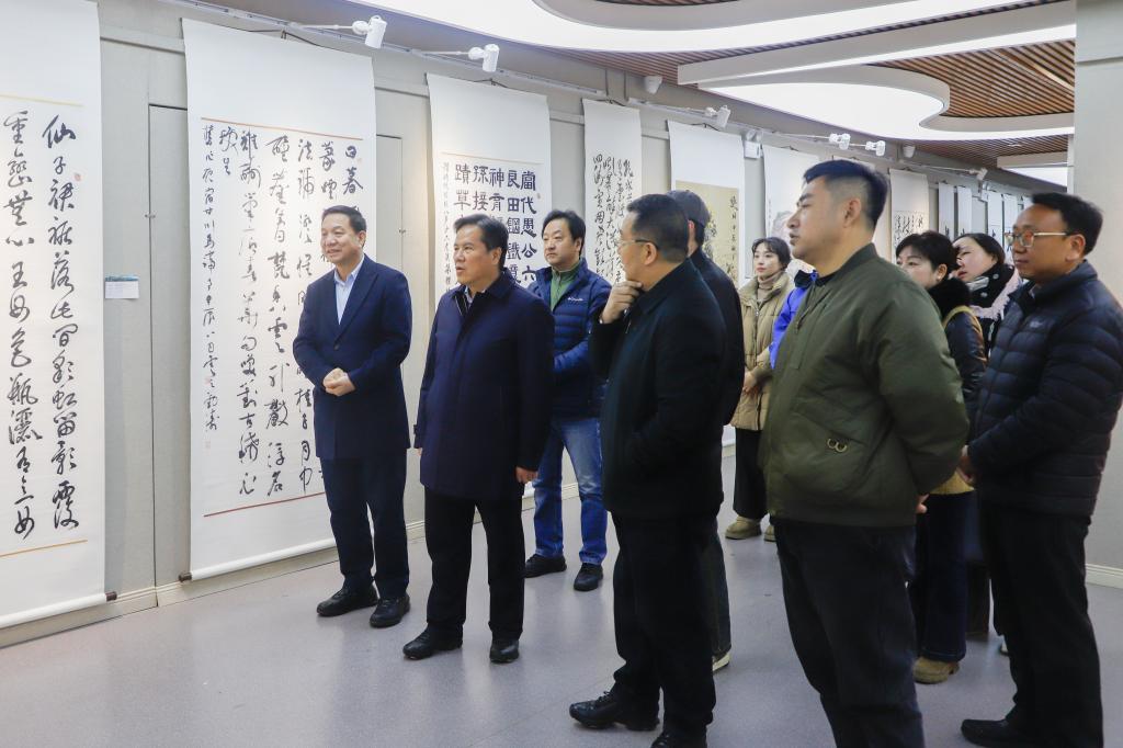学校举办省政府文史馆馆员研究员祁连山写生创作书画作品巡回展