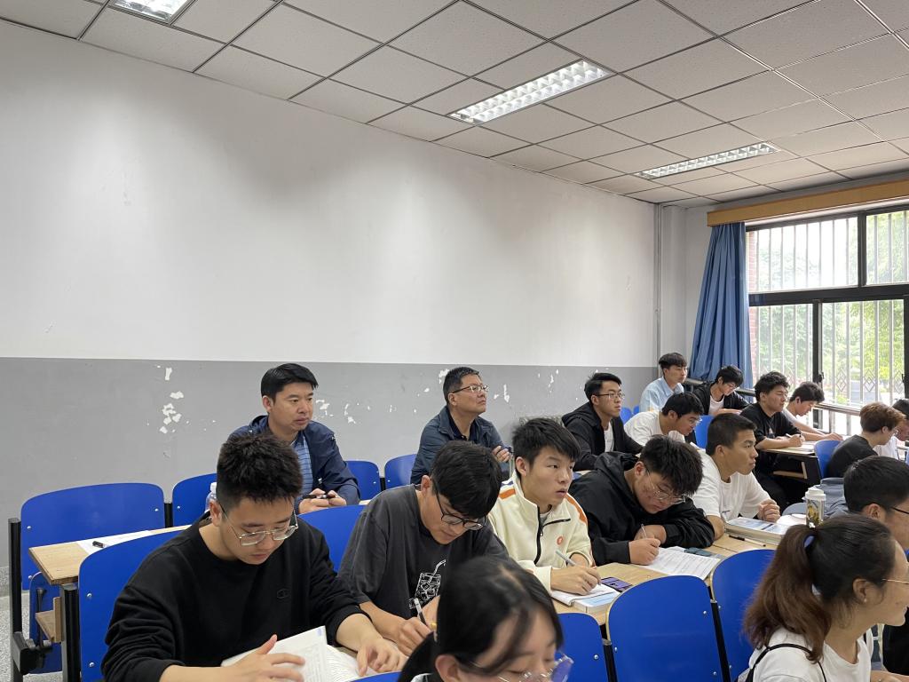 纪委书记范爱国深入思政课堂听课