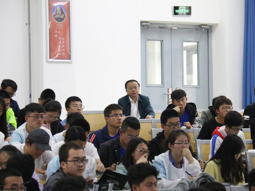 刘振奎副校长深入思政课堂听课