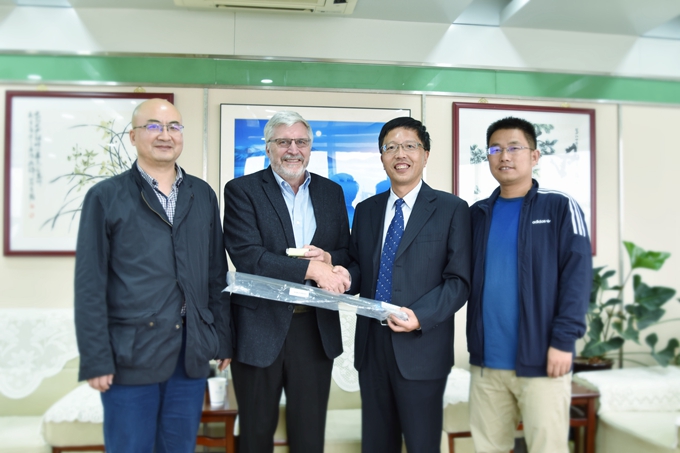 美国著名地图学家Michael Peterson教授来校学术交流