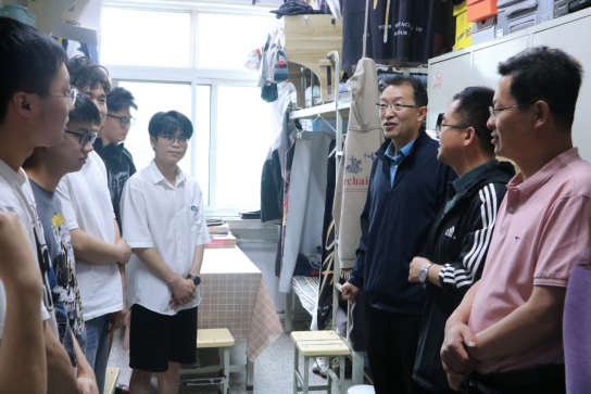 校领导深入机电工程学院学生宿舍走访交流