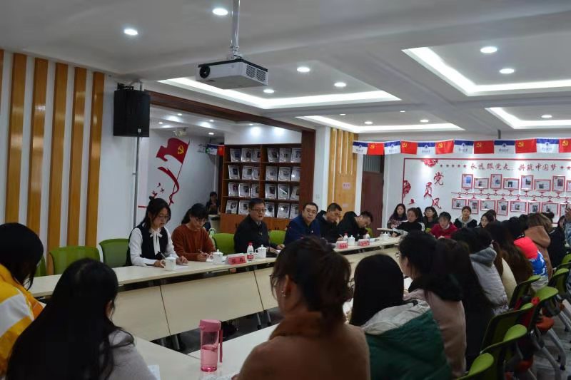 【主题教育】纪委书记范爱国与学生党员共话初心